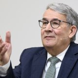L'ancien conseiller d'Etat, sénateur et président de La Poste , Urs Schwallerr renonce à son mandat d'administrateur de l'assureur Groupe Mutuel (archives).
